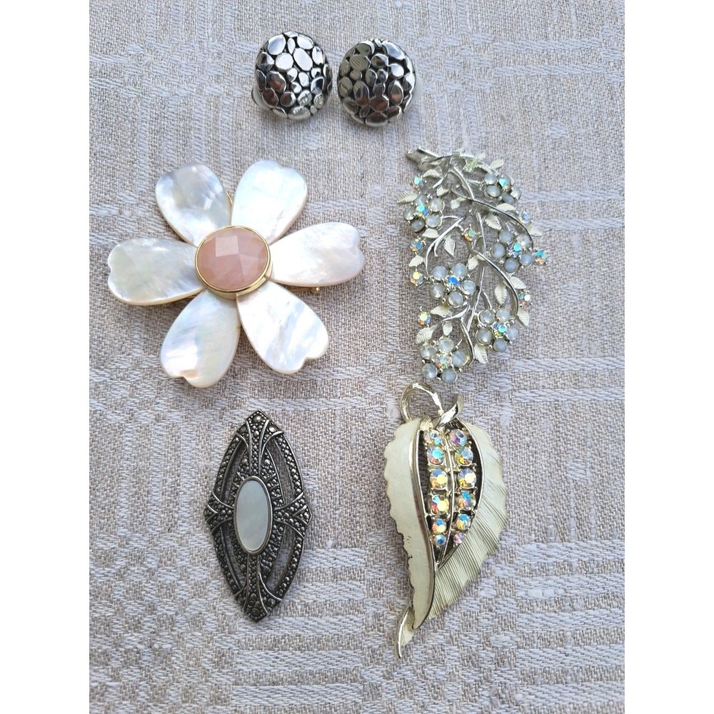 Women's Set Of 4 Brooches 1 Clip On Earring Rhinestone Mother Of Pearl Unmarked